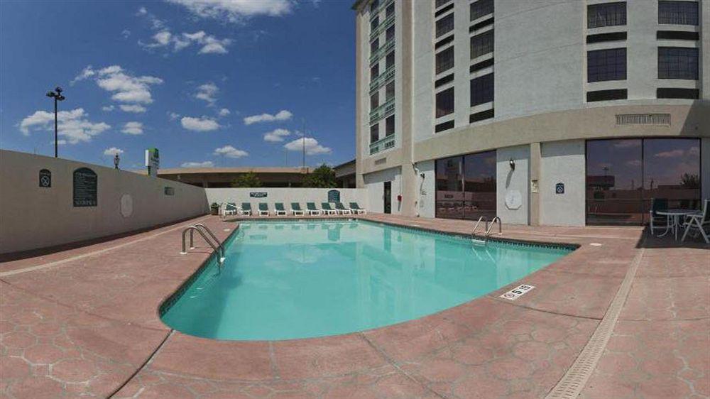 Hotel Wyndham Garden Wichita Downtown Exterior foto