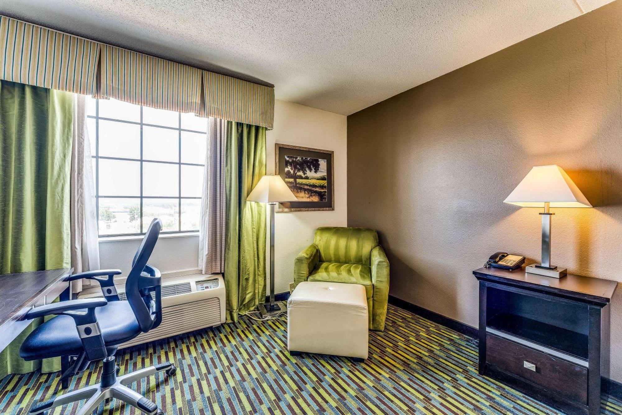 Hotel Wyndham Garden Wichita Downtown Exterior foto