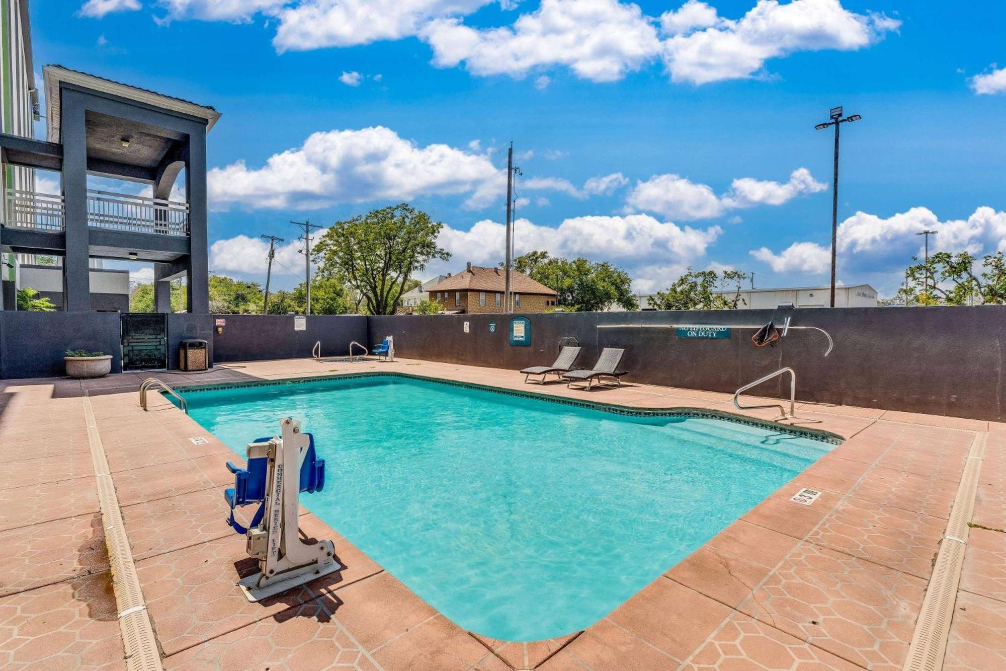 Hotel Wyndham Garden Wichita Downtown Exterior foto