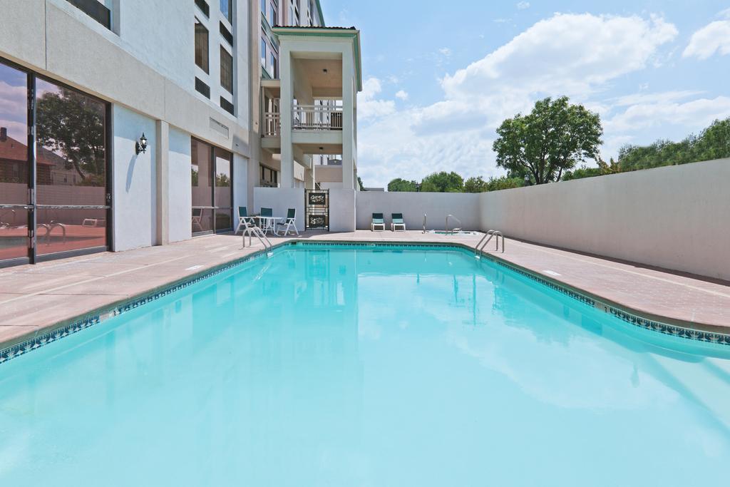 Hotel Wyndham Garden Wichita Downtown Exterior foto